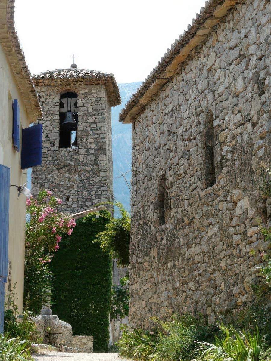 Vue sur le clocher de l'église de Brantes.