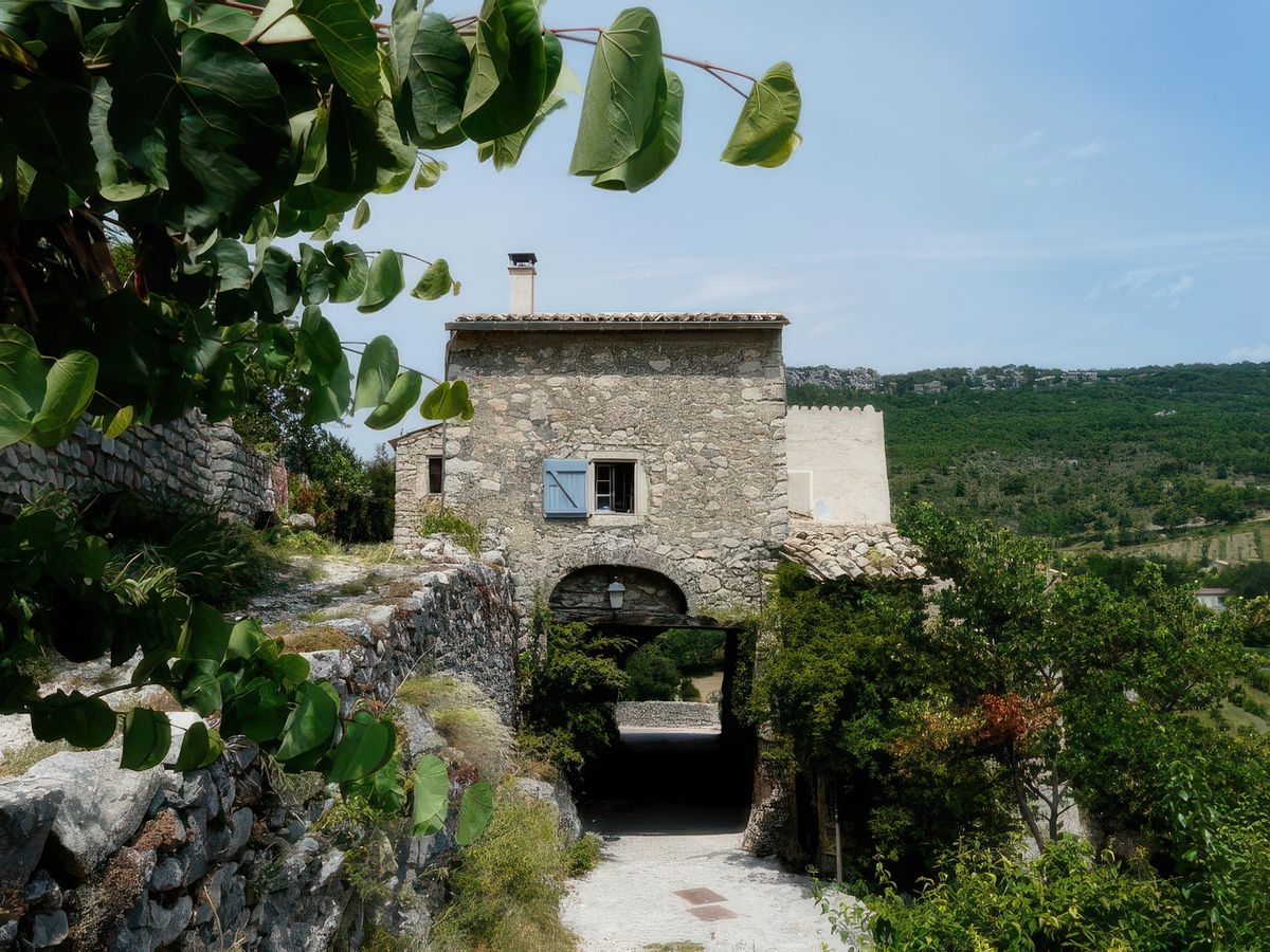 La maison de pierre traverse ce passage voûté appelé soustet.