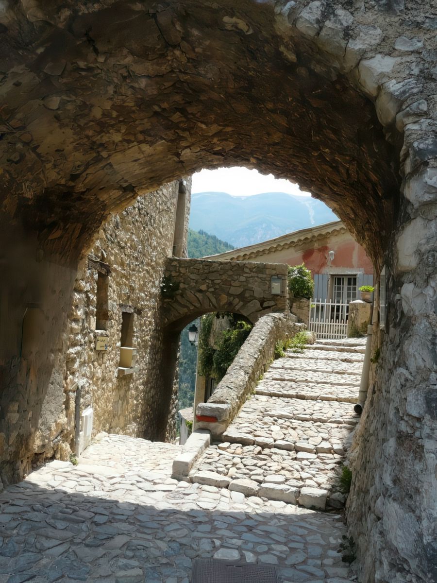 La porte d'entrée du village de Brantes.