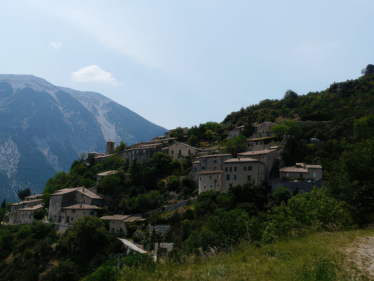Vue sur le village de Brantes.