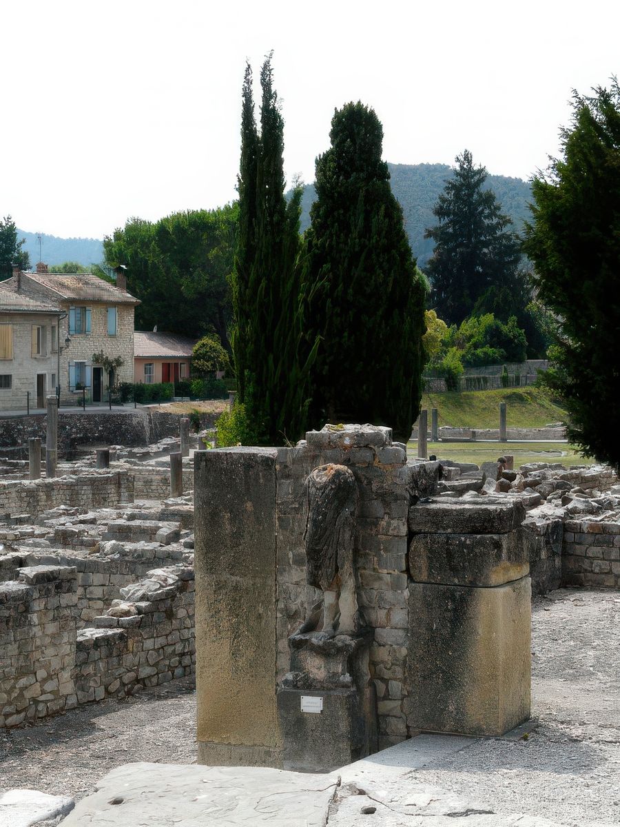 Adossée à l’une des boutiques, voici la statue de Mercure, protecteur des marchands et reconnaissable à ses sandales ailées, son caducée à la main gauche et la tortue sur le piedestal.