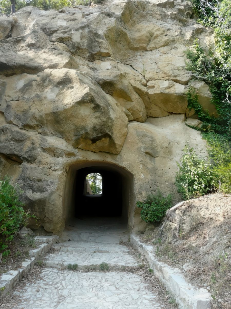 Passage conduisant au Théâtre Antique. Il a été construit sur le flanc nord de la colline et date du Ier siècle de notre ère.