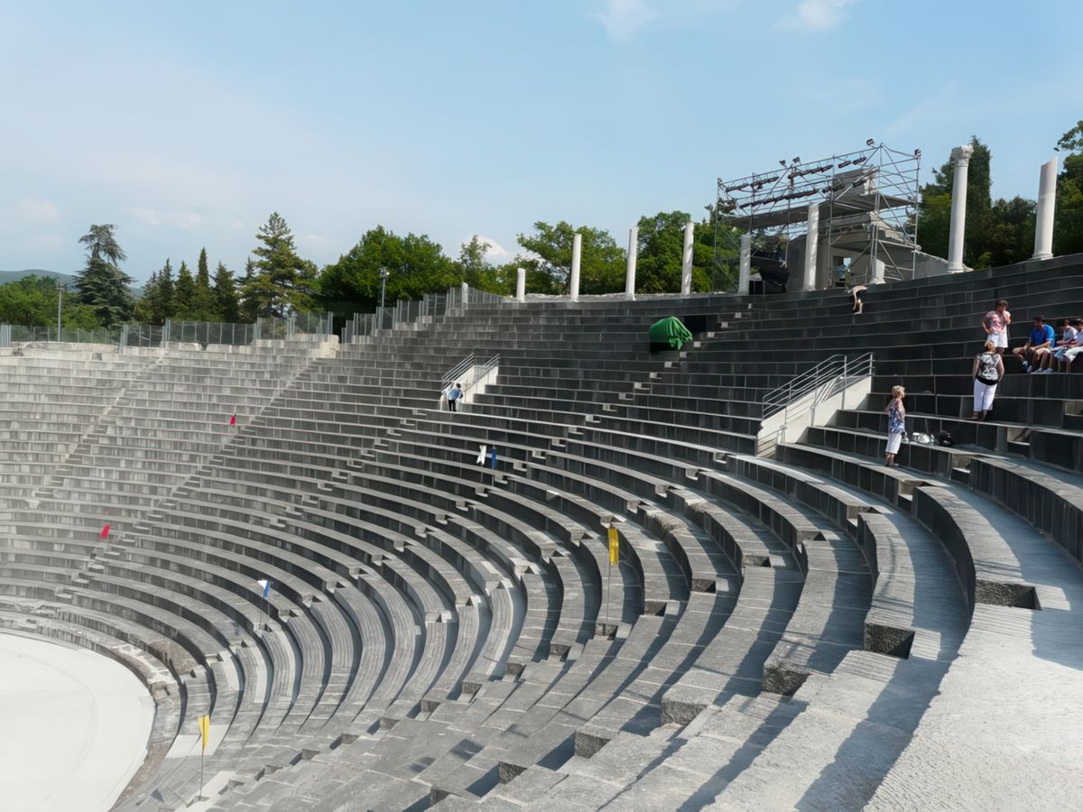 Le Théâtre Antique a été restauré au IIIème siècle. Ses dimensions et sa structure permettaient d'accueillir environ 6 000 spectateurs. Les gradins, surmontés d'un portique, étaient regroupés en étages séparés par un muret et sans doute un couloir de circulation. Ils étaient accessibles par des escaliers provenant de l'orchestra et des vomitoires.