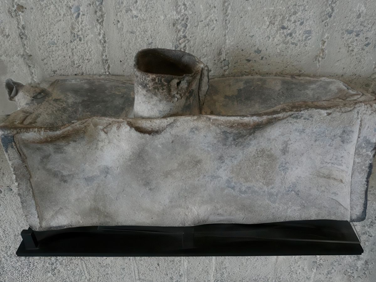 Musée archéologique Théo-Desplans. Caisson à répartition d'eau en plomb ou chauffe-eau, trouvé en 1957 au Nord de la Maison au Dauphin.