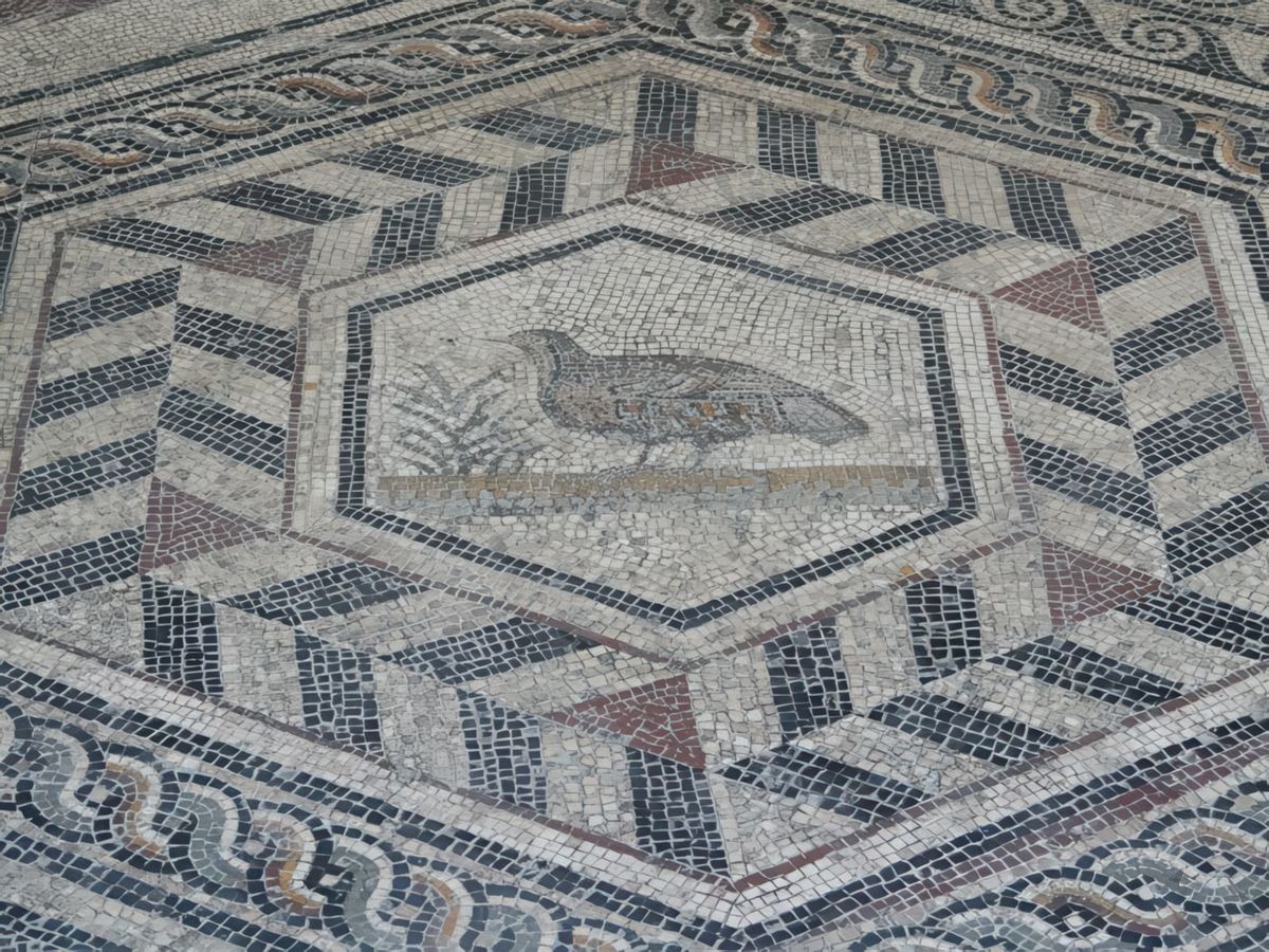 Musée archéologique Théo-Desplans. Détail de la Mosaïque du Paon:la perdrix.