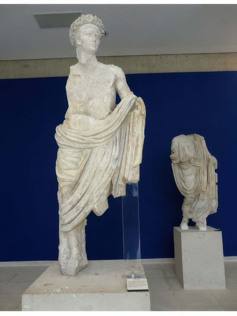 Musée archéologique Théo-Desplans. Au 1er plan, la statue de l'empereur Claude (41-54) représenté avec la couronne civique, faite de feuilles de chênes et retrouvé dans le théâtre romain.