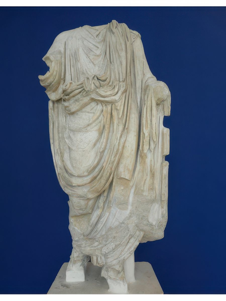 Musée archéologique Théo-Desplans. Statue en marbre d'un personnage municipal avec encoche pour recevoir la tête et retrouvé en 1912 dans la fosse du Théâtre Antique.
