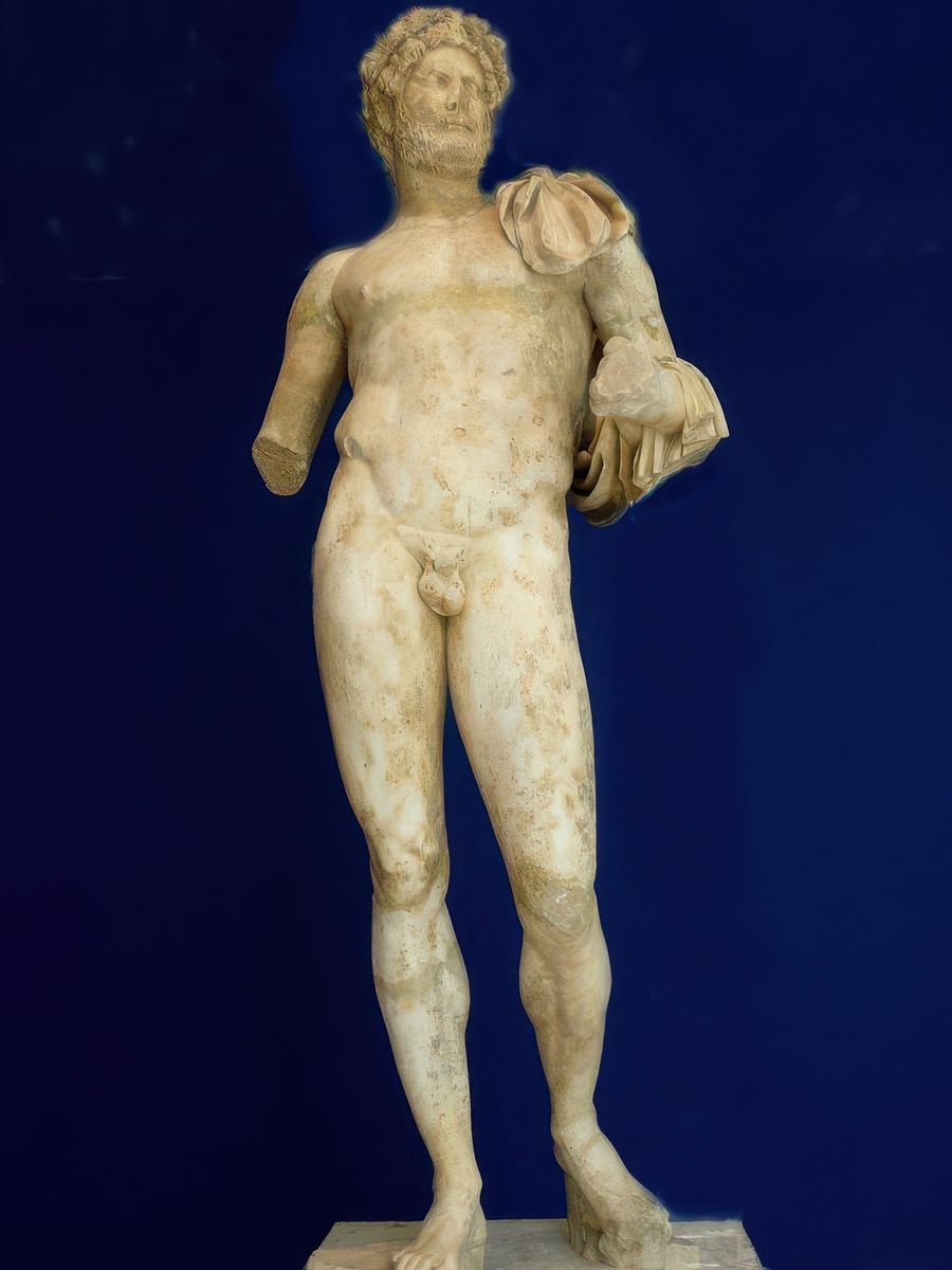 Musée archéologique Théo-Desplans. L'empereur Hadrien (117-138); idéalisé en héros, il porte la barbe du philosophe grec, le manteau princier impérial et une couronne de laurier. Statue en marbre blanc, hauteur 2,16 m.