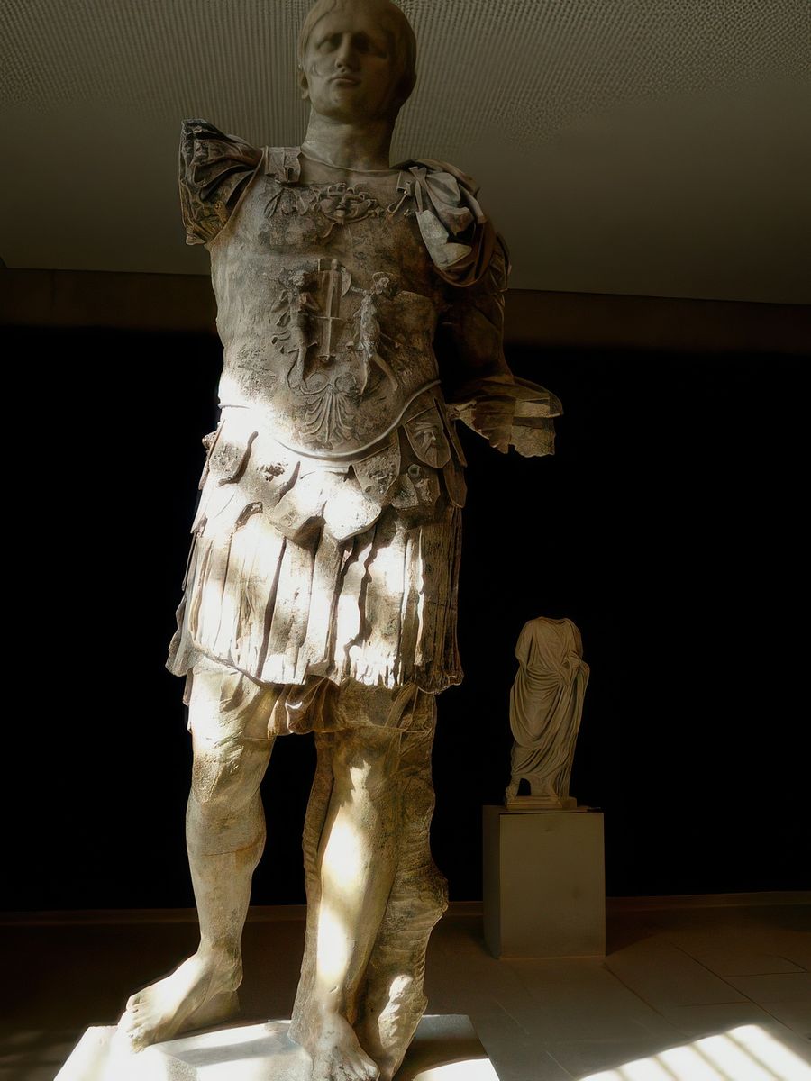 La tête de Domitien (81-96)a été replacée sur le corps cuirassé d'un autre empereur plus ancien représenté en chef militaire (statue en marbre, hauteur:1m84). Domitien a joué un rôle très important pendant la crise viticole.