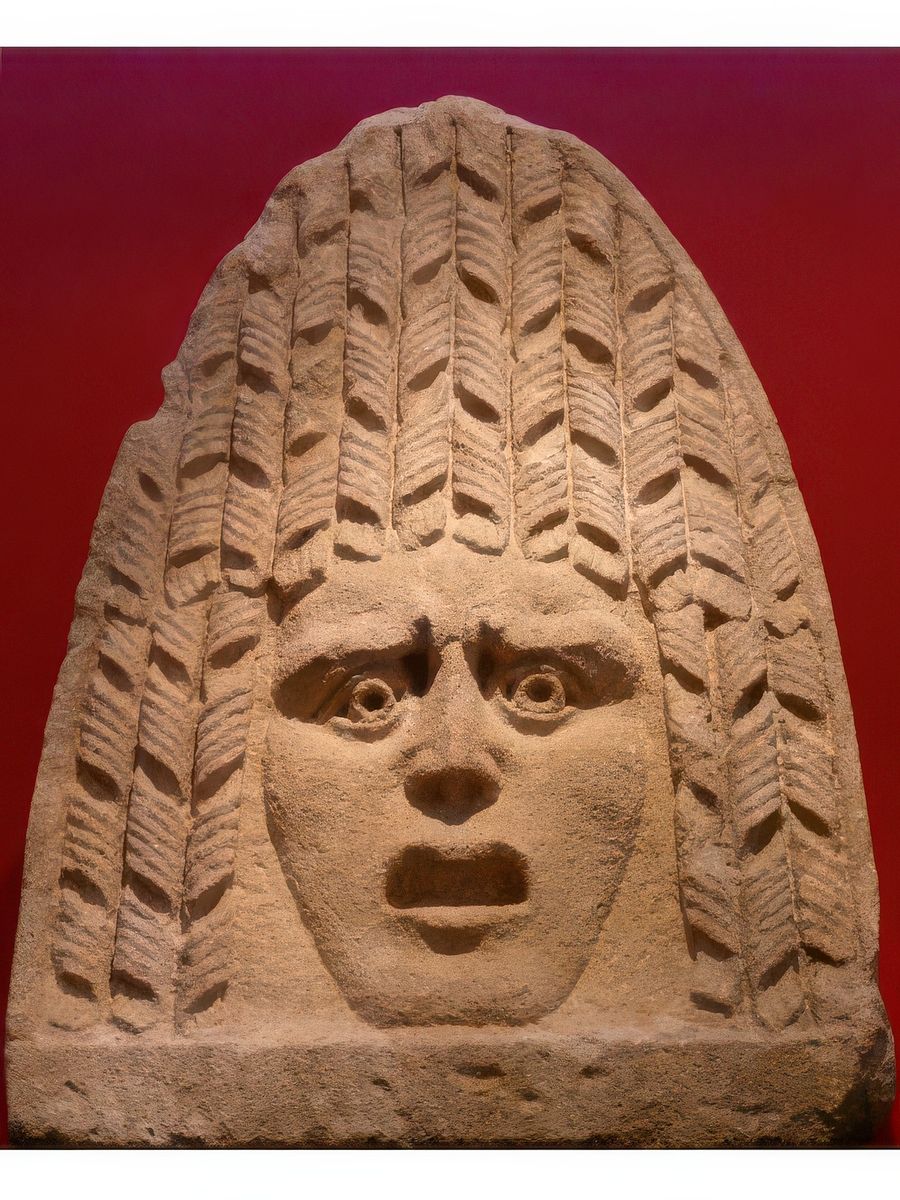 Acrotère de tombeau en forme de masque tragique de théâtre. Trouvé à Vaison dans l'ancien cimetière, situé sur une zone sépulcrale.