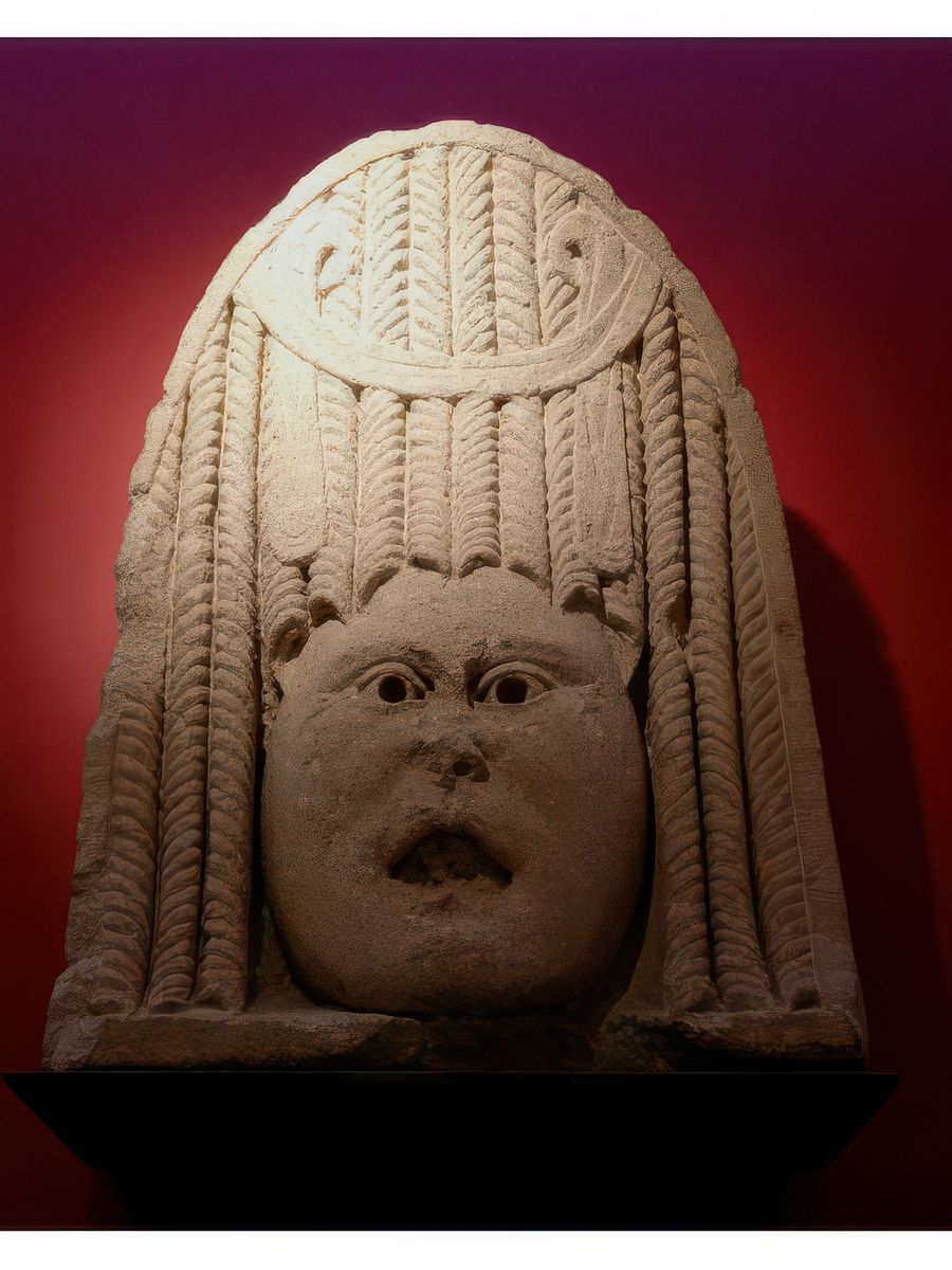 Acrotère de tombeau en forme de masque tragique de théâtre. D'autres exemplaires de cette zone sépulcrale ont été découverts au XIXe siècle. Trouvé à Vaison, nécropole de Maraudy, 1978.