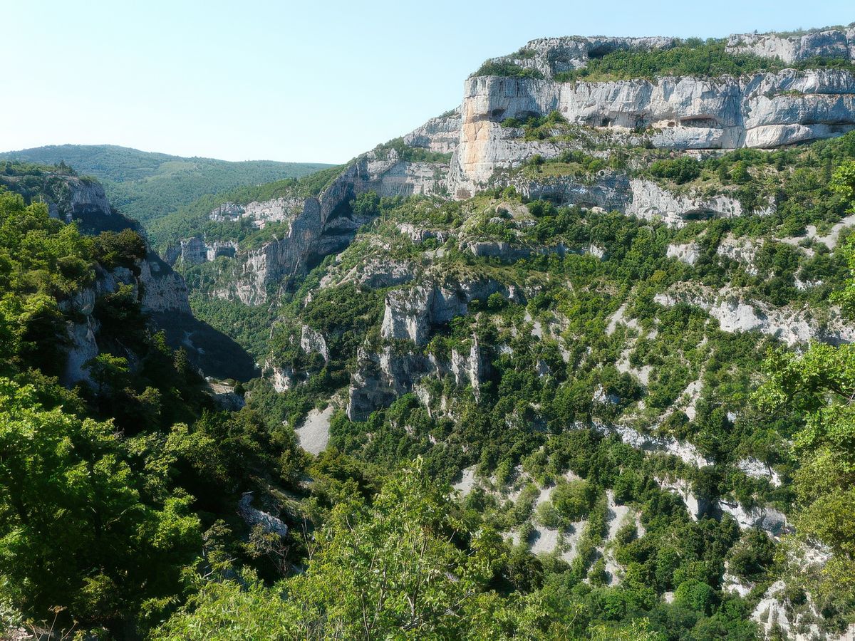Vue sur les gorges de la Nesque et sur le Rocher du Cire (872 m) depuis le belvédère.