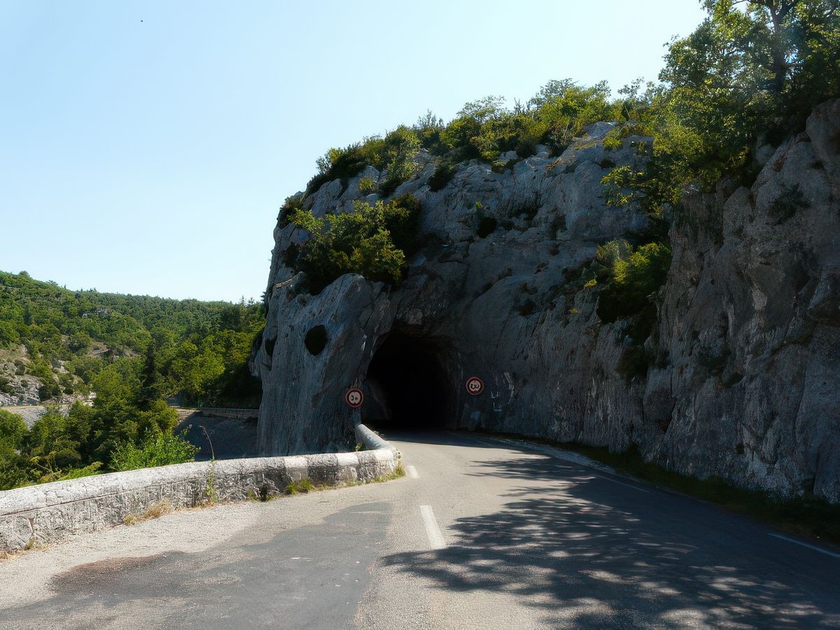 Encore un tunnel, belle arche creusée dans la roche.