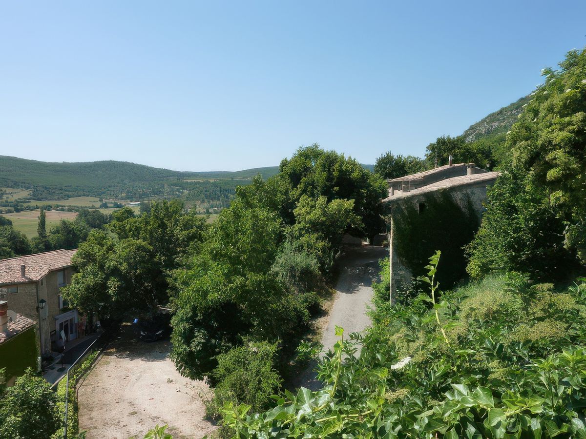 Il est agréable de flâner tout au long des ruelles et calades pittoresques bordées de maisons des XVIIe et XVIIIe siècles.