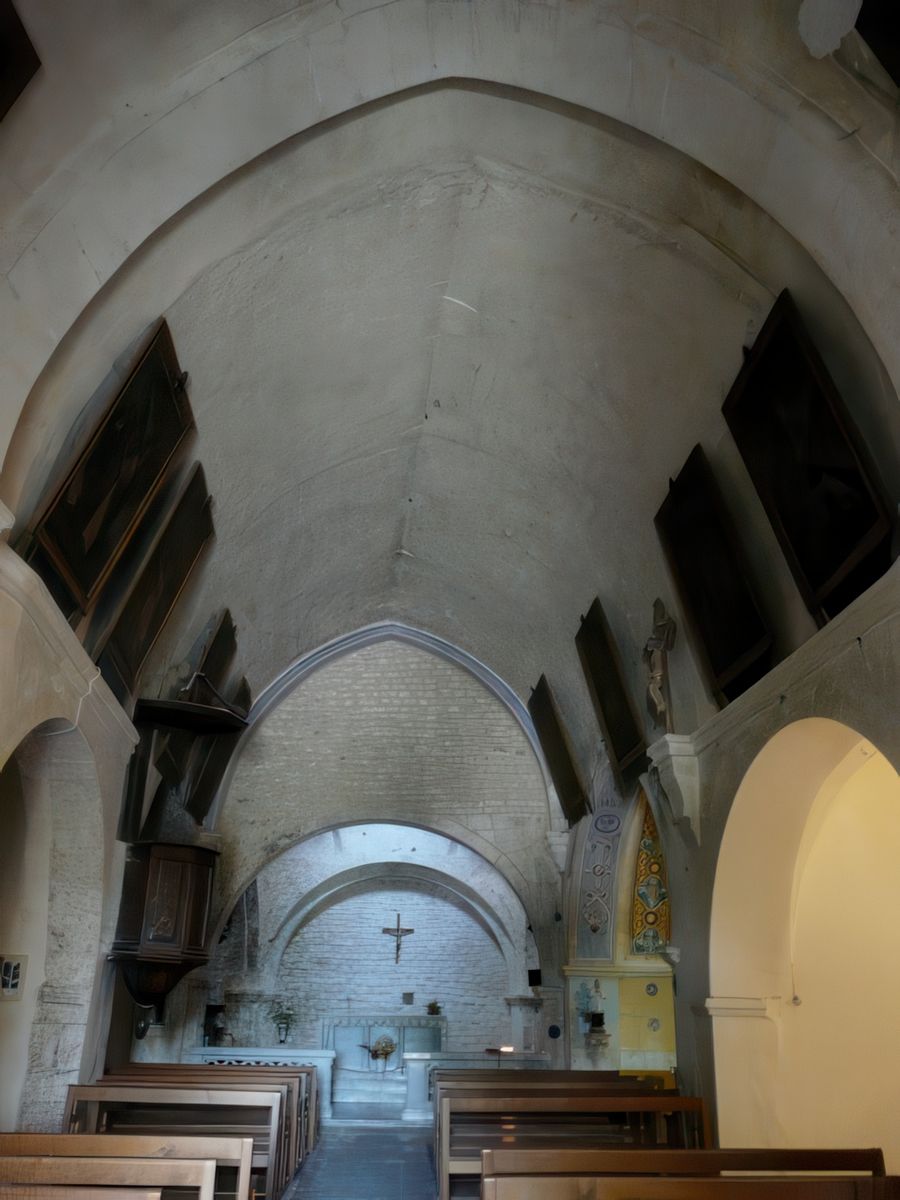 L'église Saint-Pierre, édifice roman classique qui comporte une coupole sur trompe du XIIe siècle.