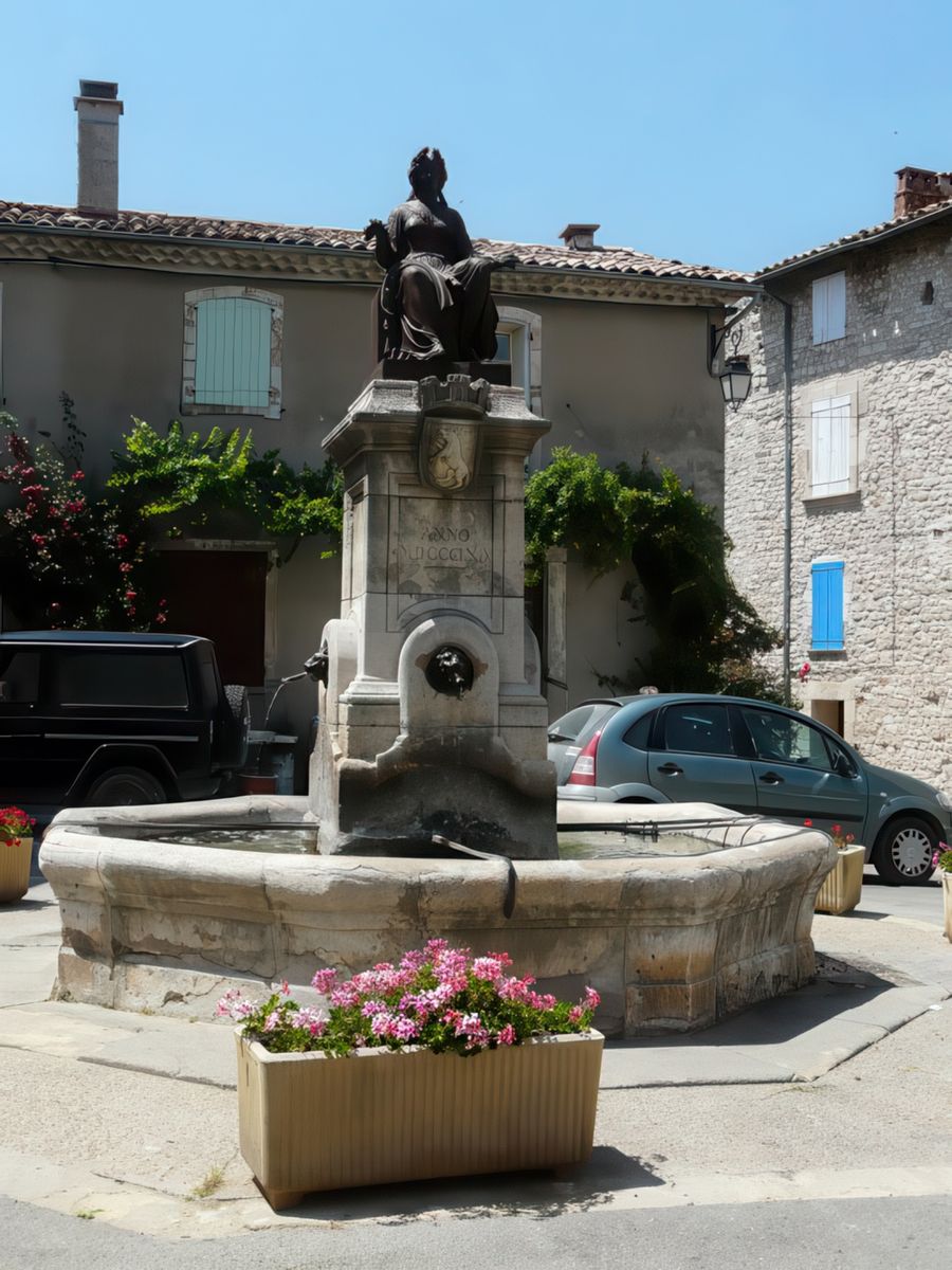 Fontaine place de l'Eglise à Sault.