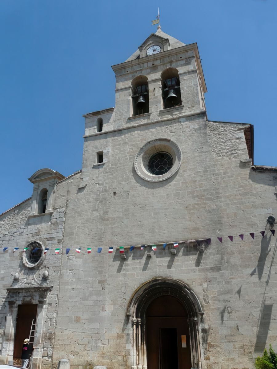 Vue sur la façade de l'église romane Notre-Dame-de-la-Tour.