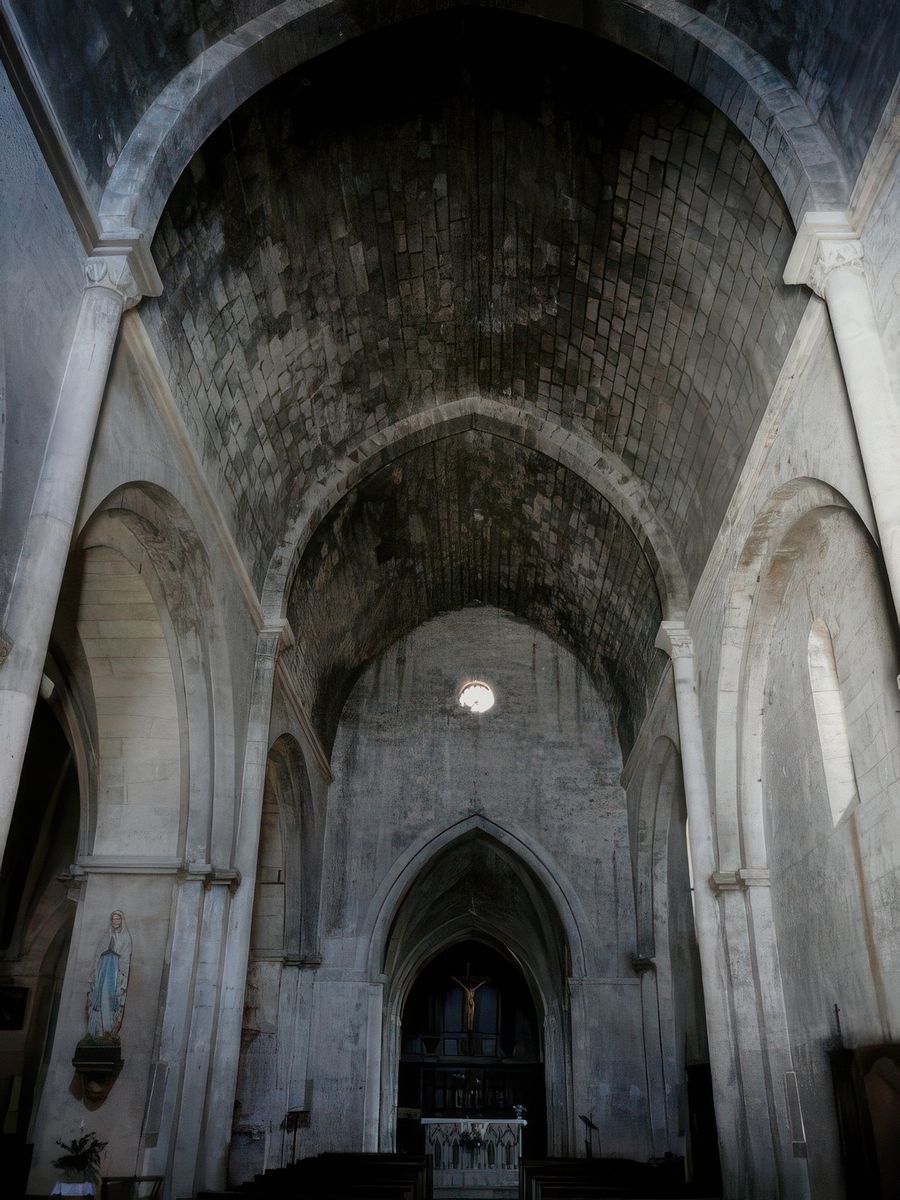 La nef romane primitive que couvre une voûte en berceau brisé.