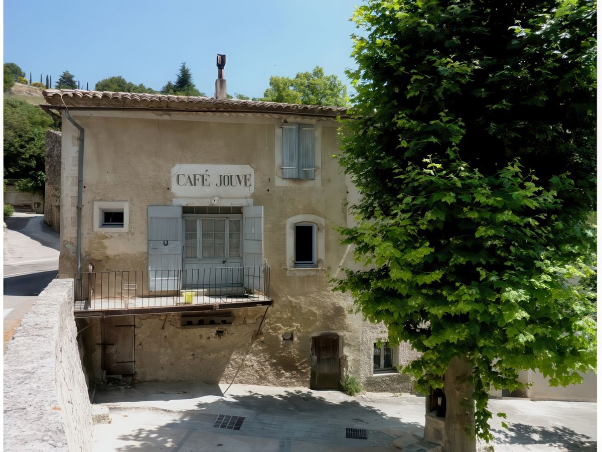L'ancien café du village d'Aurel, petit village établi sur un éperon rocheux au pied du Mont Ventoux.