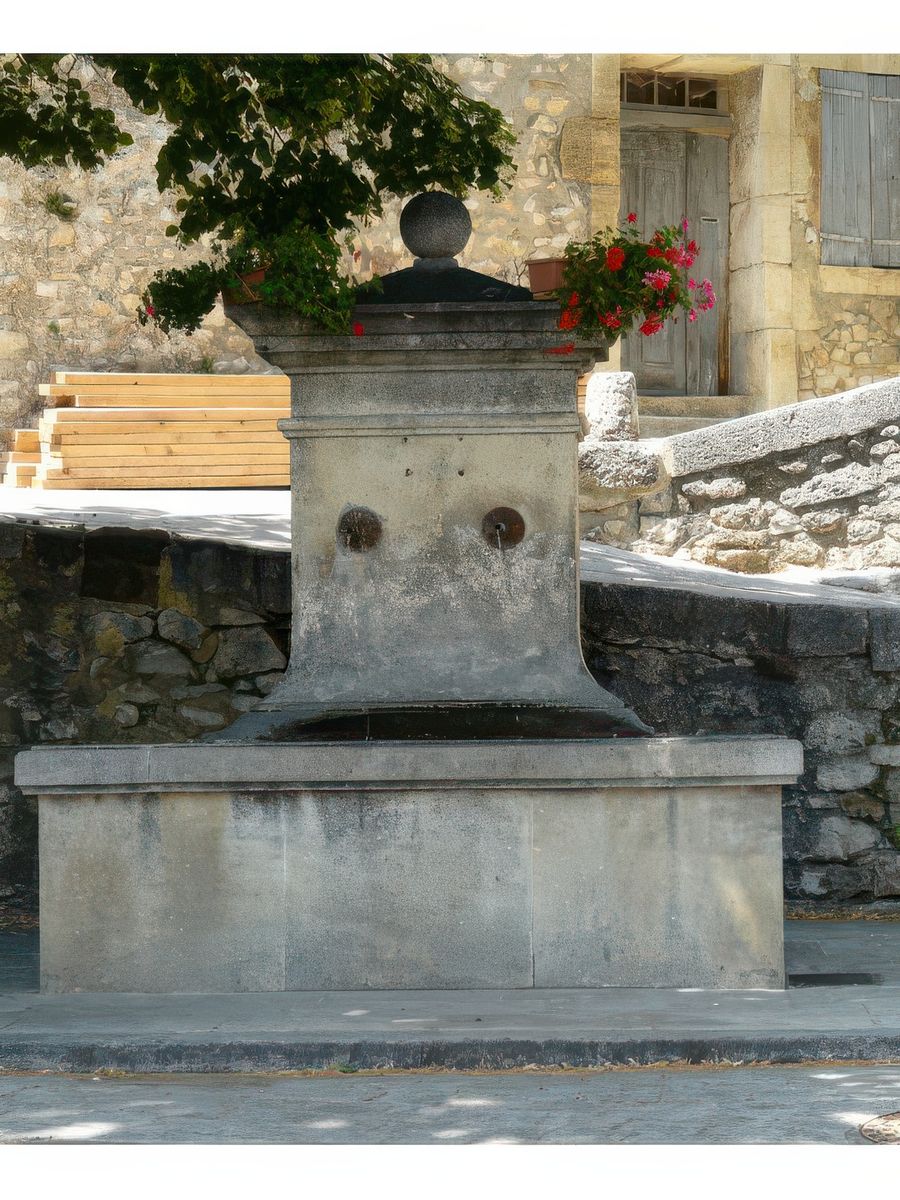 La Fontaine de la place du Portail est un précieux témoin d'une époque où celle-ci jouait un rôle essentiel dans la vie du village, elle contribue aujourd'hui au charme du village.