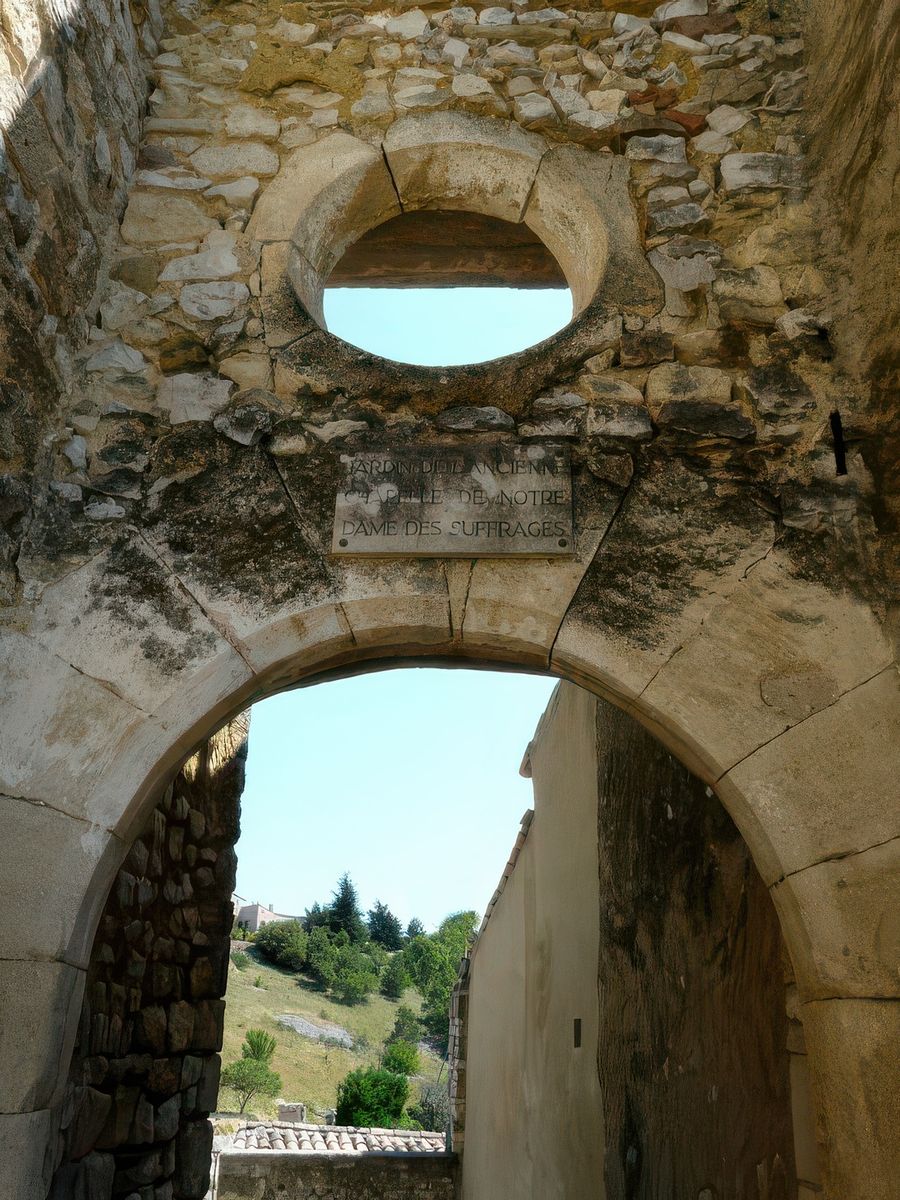 Porte d'entrée donnant accès sur le jardin de la chapelle des Pénitents Blancs, connue sous le vocable de Notre-Dame des Suffrages, abandonnée en 1895 et ruinée en 1925.