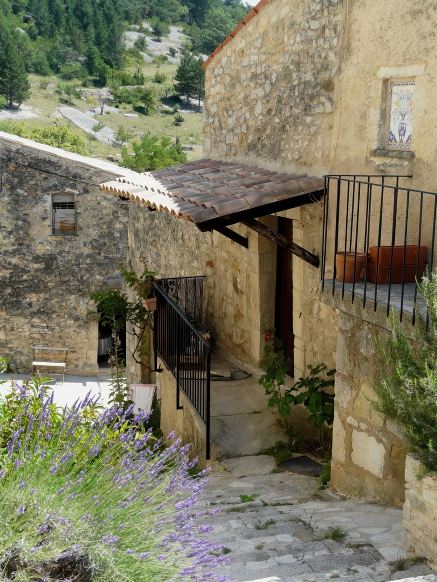 Le charme des ruelles et des maisons anciennes en pierres apparentes d'Aurel, petit village de 180 âmes, font le bonheur des peintres.