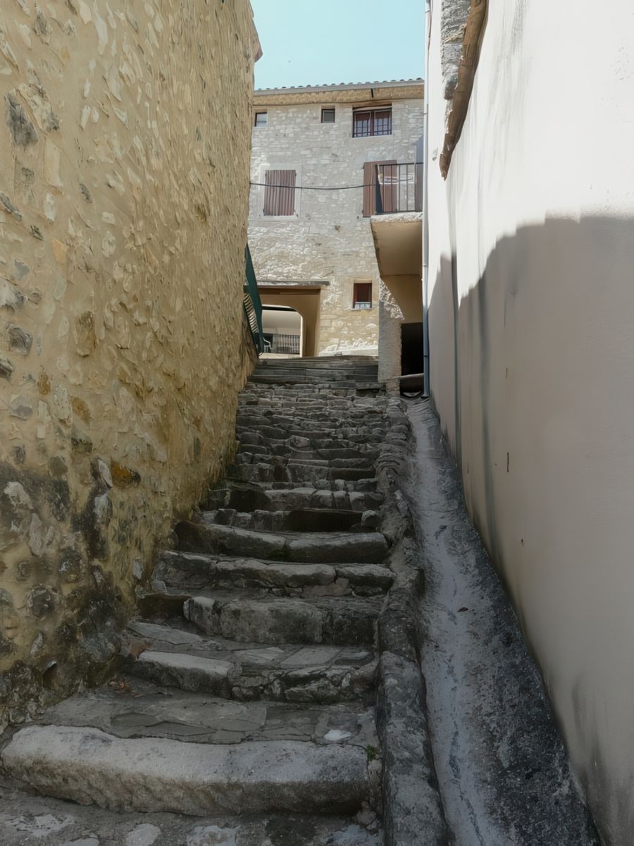 Aujourd'hui Aurel est un village perché qui a été restauré avec goût. Il est agréable de se promener dans ses calades qui serpentent le long des maisons en pierres apparentes pour la plupart restaurées.