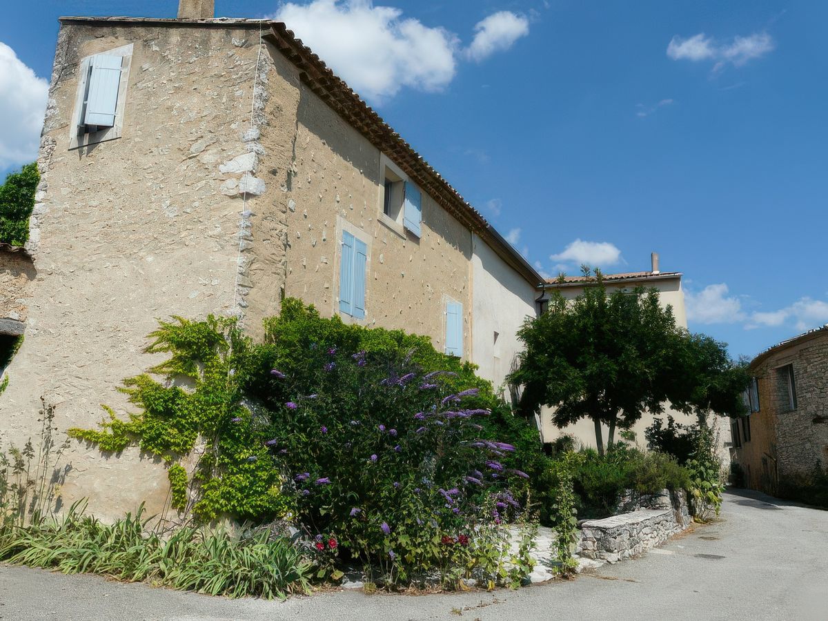 Saint Trinit est un minuscule village installé paisiblement à la frontière du Vaucluse et des Alpes de Haute Provence au milieu des superbes paysages du pays de Sault.