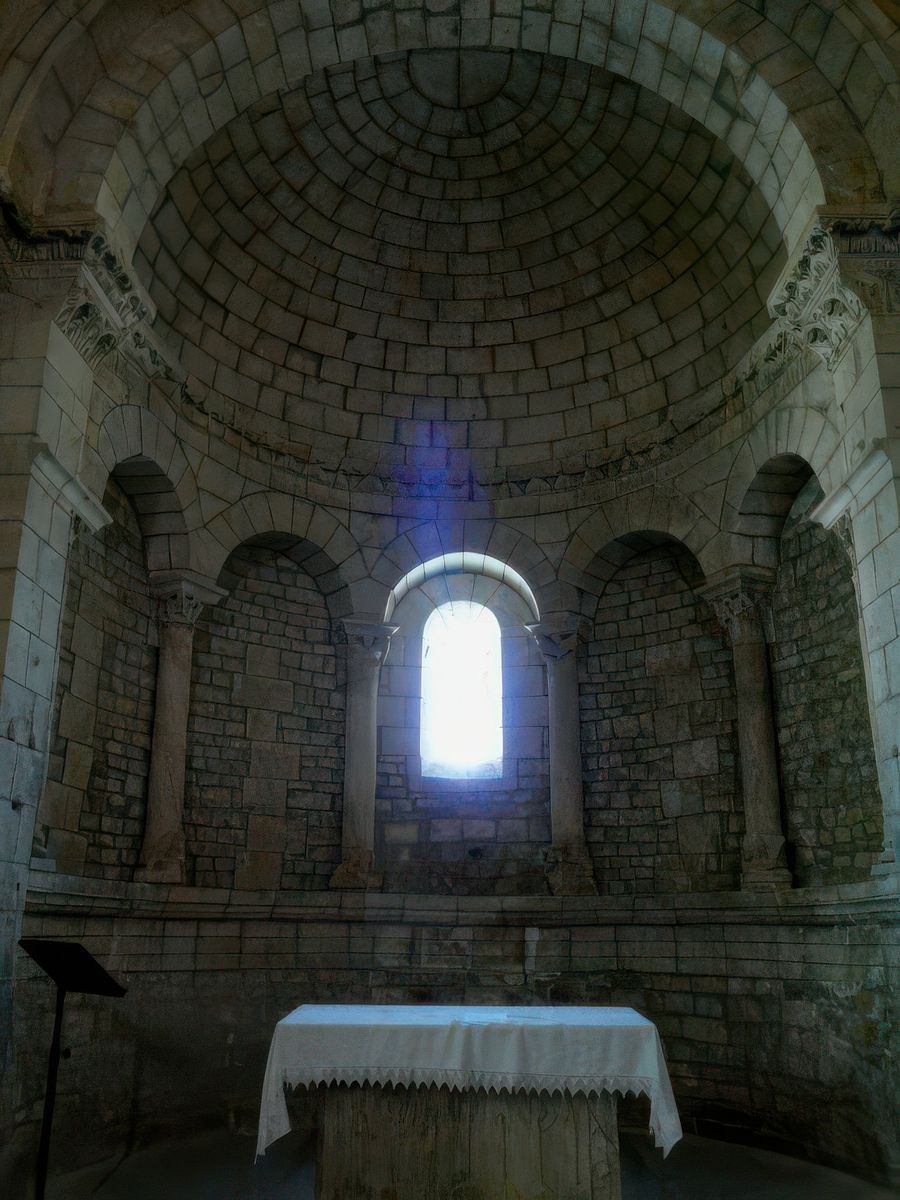 Partie romane de l'église, l'abside semi-circulaire.
