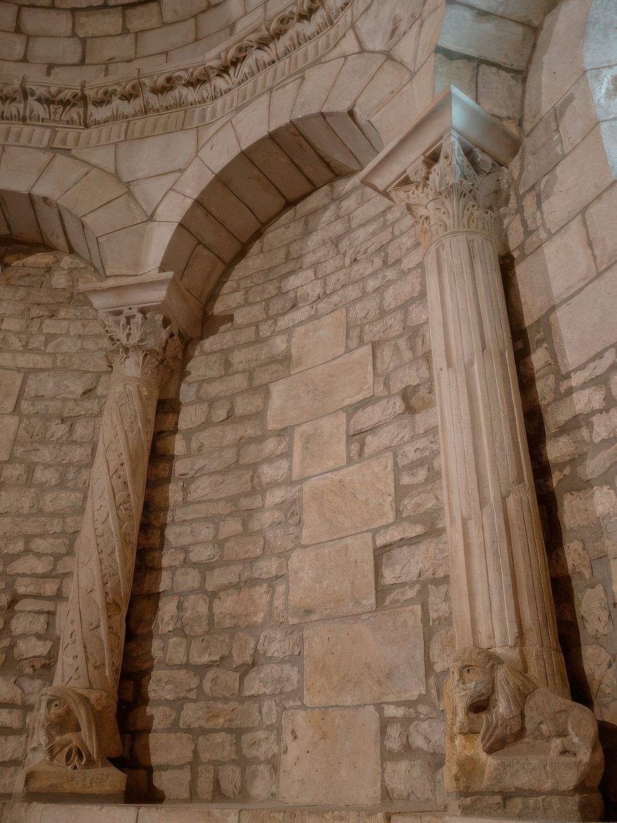 En dépit de transformations qu'elle a subi, l'intérieur de l'église et en particulier l'abside a conservé une décoration exceptionnelle. Dans cette dernière, se déroule une véritable psychomachie entre le Bien et le Mal. Des monstres aussi divers qu'anthropophages (sphinx, sirènes, dragons) y affrontent des lapins, des poissons, des pélicans et des lions. Bases de colonnes: arrière-train de lion et tête de vieillard.