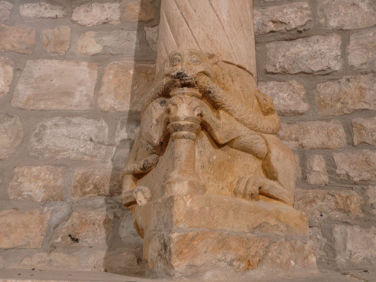 Base de colonne:lion à double corps.