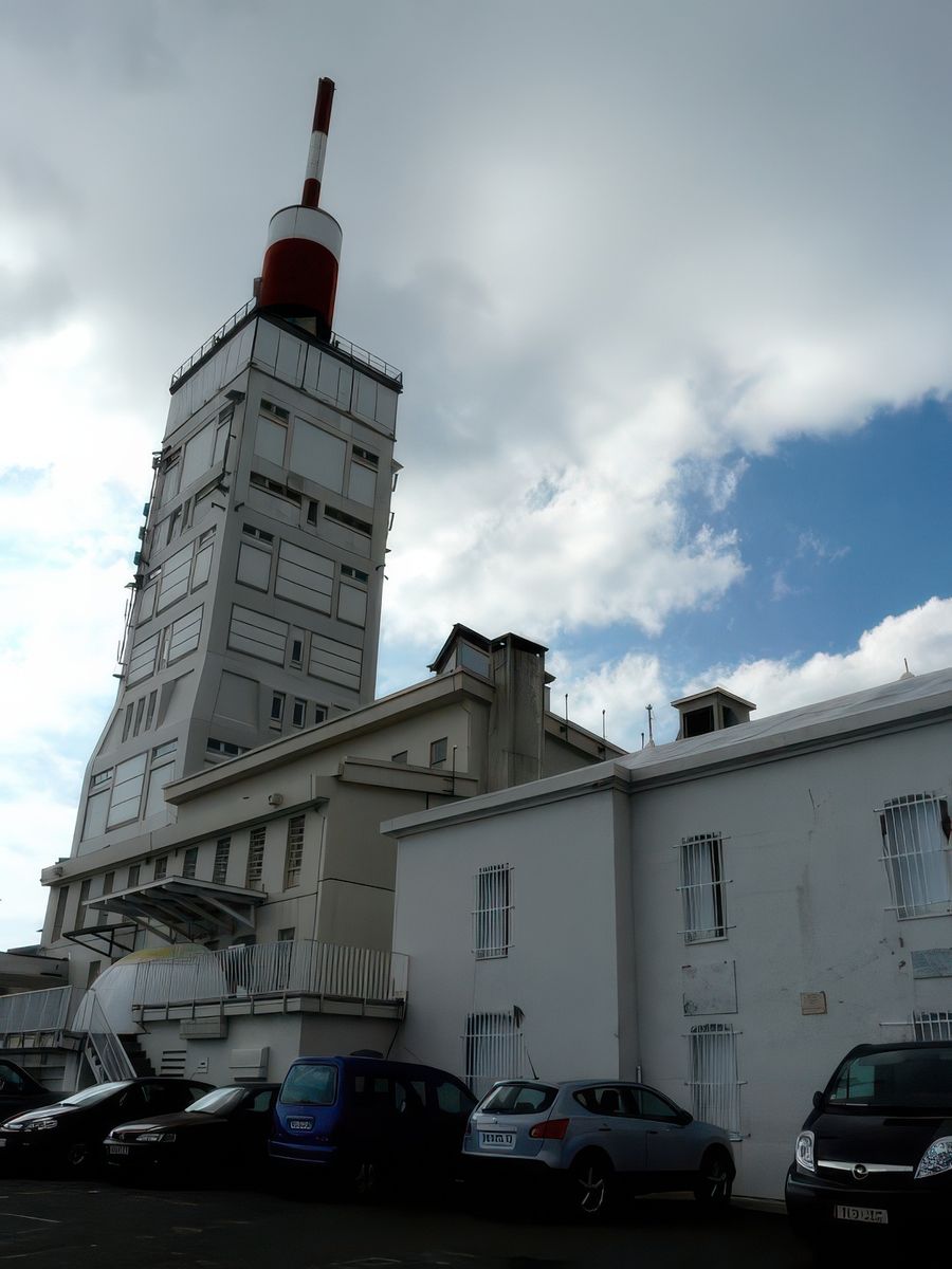 Au sommet du Mont Ventoux, à 1914 mètres d'altitude, le vent souffle fort près de la tour de l'Observatoire.