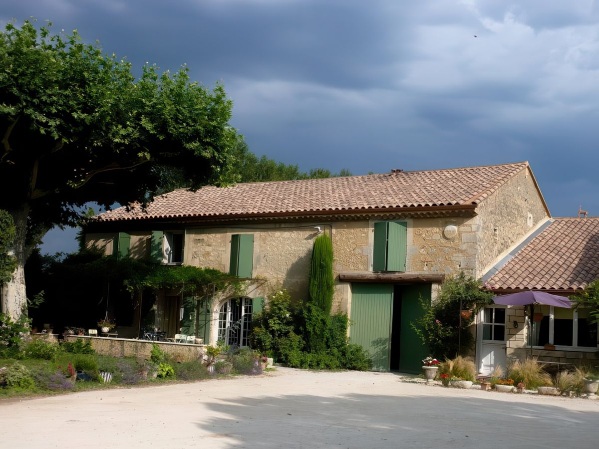 A gauche, les chambres d'hôtes et à droite notre gîte.