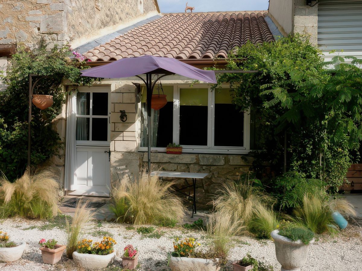 Pour deux personnes, mais bien agencé avec une mezzanine, et surtout un rafraîchisseur d'air (comme la clim mais plus agréable)pour passer de bonnes nuits.