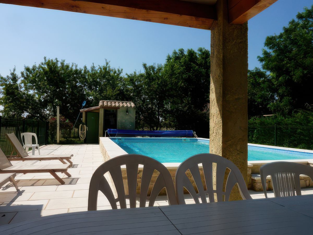 Agréable de profiter de la cuisine et du barbecue au bord de la piscine.