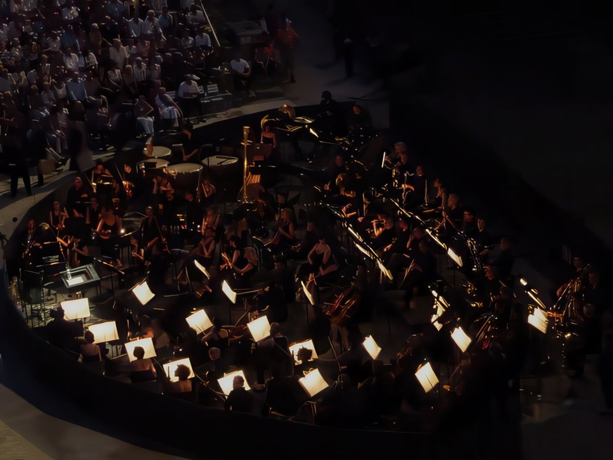 Les musiciens de l'orchestre philharmonique de Radio-France sont en place...