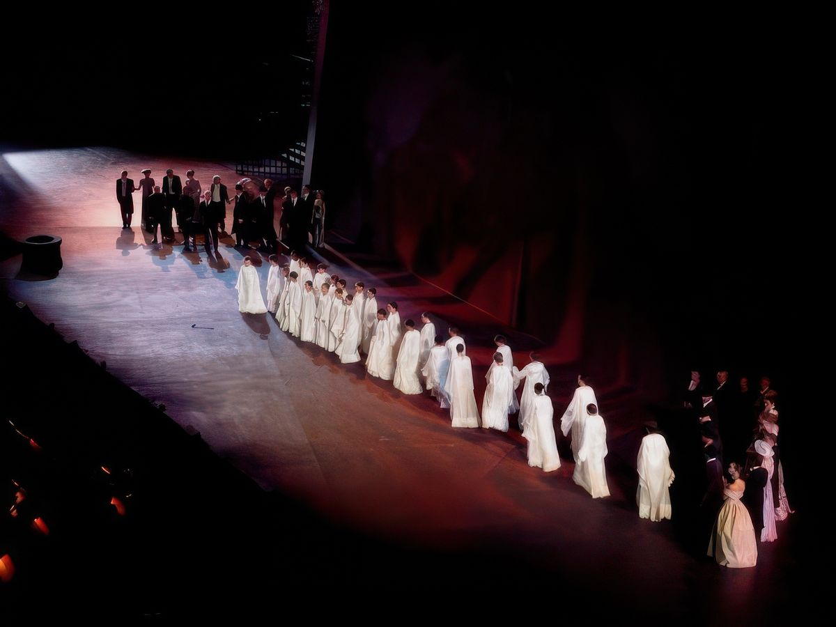 Une partie des Choeurs viennent saluer. Pour Tosca, Choeurs de l'Opéra-Théâtre d'Avignon, Choeurs de l'Opéra de Toulon et Choeurs du Théâtre du Capitole de Toulouse.