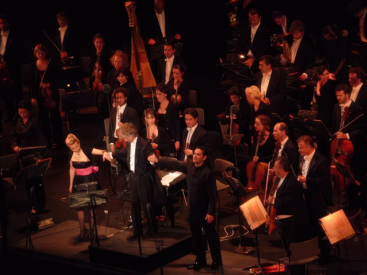 Natalie Dessay et Juan Diego Florez entourent le chef d'orchestre milanais Giovanni Antonini.