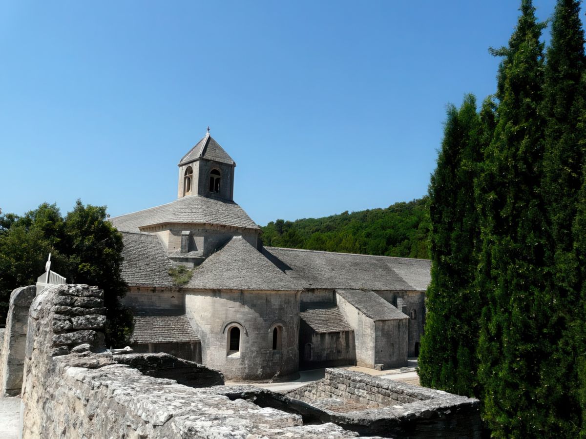 Façade nord de l'abbatiale et ses toits de lauzes: pierres plates posées sans charpente.