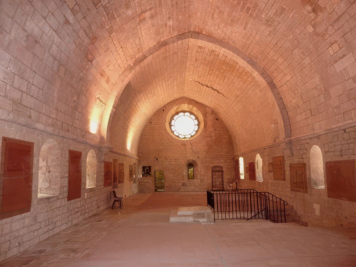 Le dortoir, vu depuis le mur mitoyen avec l'église abbatiale, mesure près de 30 mètres. L'escalier du dortoir menant dans le cloître, appelé escalier de jour était utilisé par la communauté durant la journée. Le décrochement des pierres sur la voûte est du au tremblement de terre de 1902 qui a eu lieu à Salon de Provence et qui a retentit jusque là.