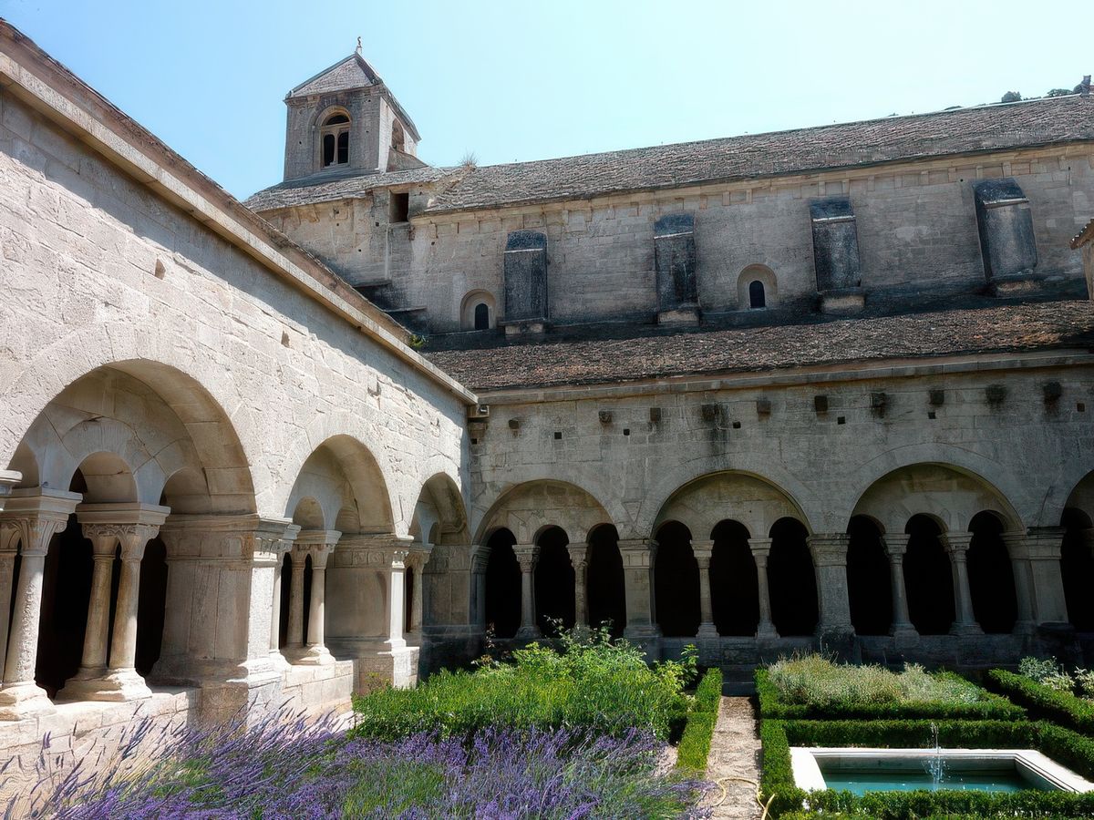 Vue sur une partie du cloître et son jardin.