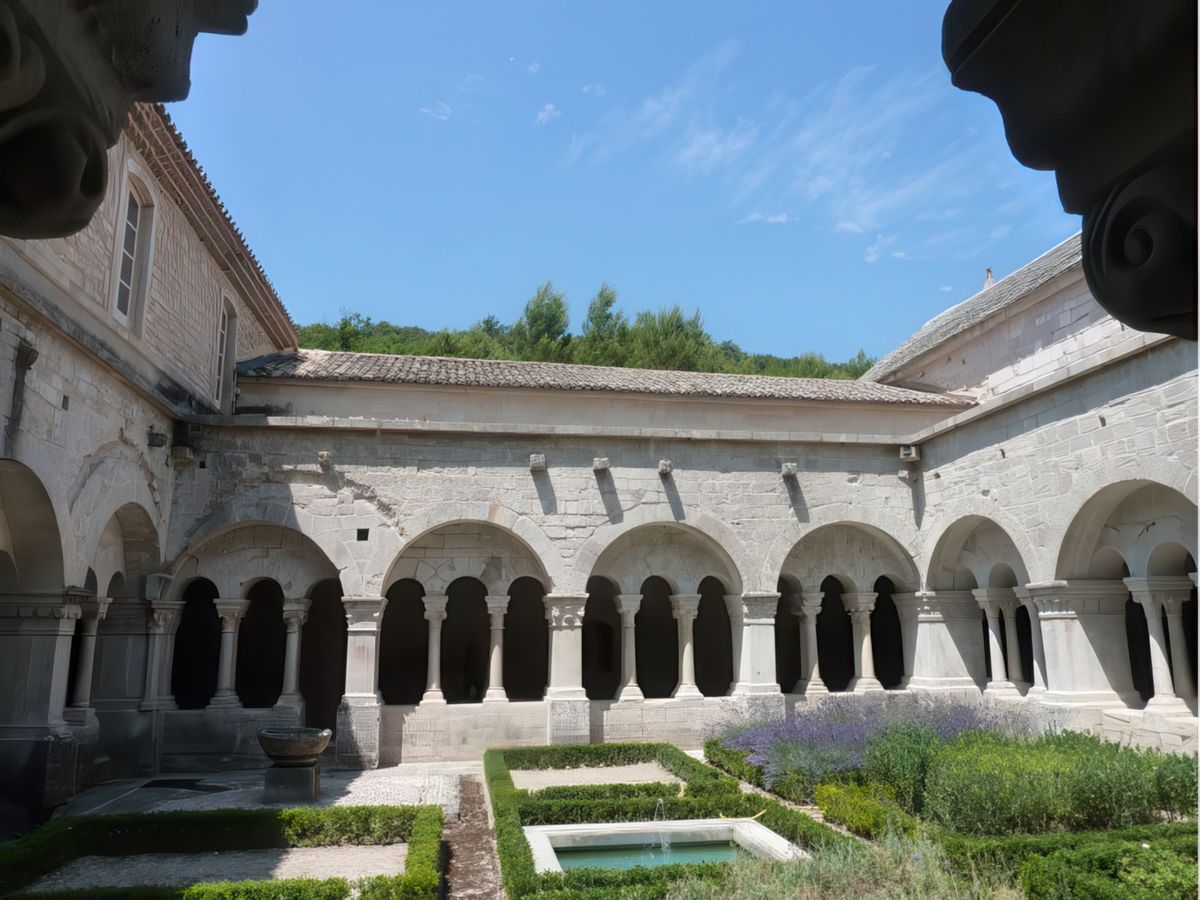Le cloître est le centre de l'abbaye, lieu de passage,il relie les différentes parties du monastère, mais c'est avant tout un lieu de méditation, de lecture.