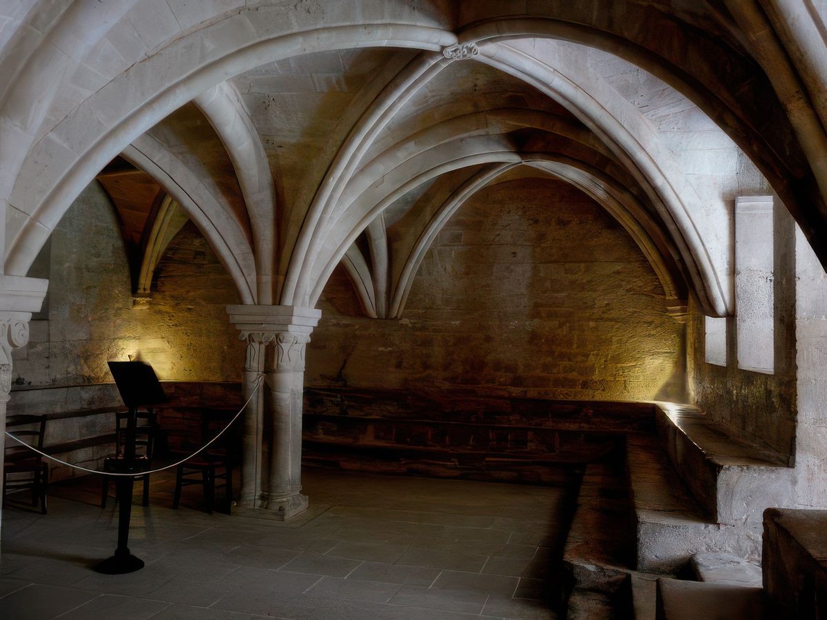 Intérieur de la salle du chapitre. Elle tient son nom de ce que chaque jour la communauté s'y réunit le matin, après l'office de prime, autour d'un Père abbé, pour y entendre la lecture d'un passage, d'un "chapitre" de la Règle de saint Benoît. Les moines s'asseyaient sur les gradins par ordre d'ancienneté.