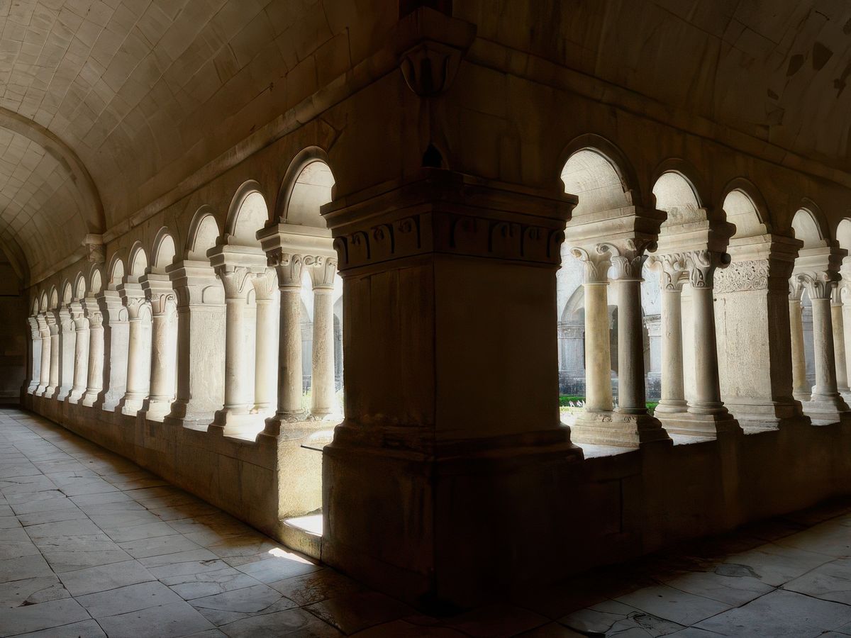 Le cloître et son jardin, rénové en 2002.