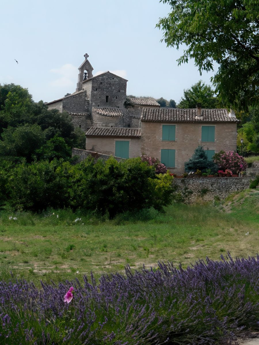 Le clocher de la petite église de Saint Pantaléon.