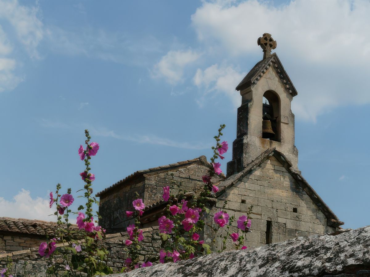 Vue sur le clocher de la petite église de Saint Pantaléon.