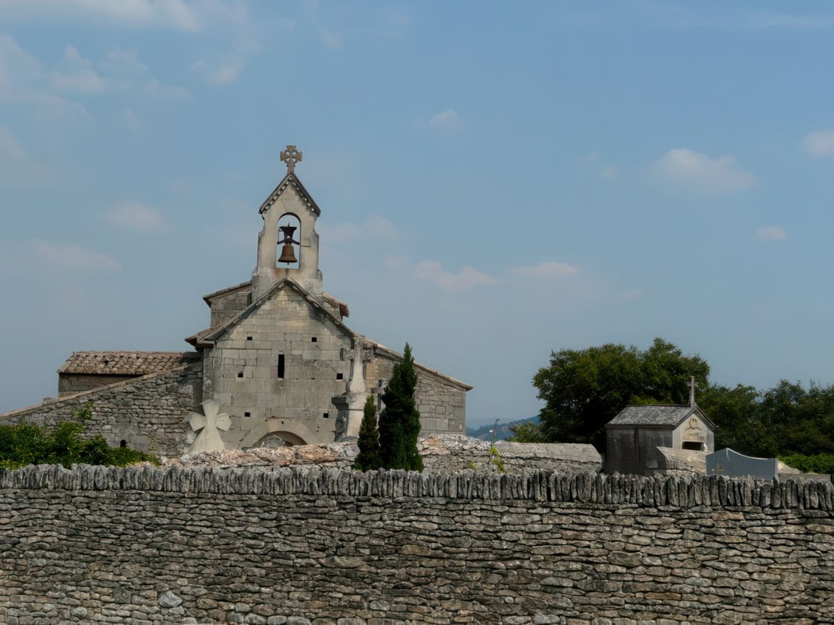 L'église et la chapelle votive.