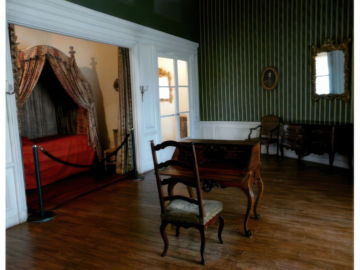 Madame de Sévigné était installée dans les appartements dits d’Uzès. Son cabinet de travail a été réaménagé avec des meubles provençaux du XVIIIe siècle(lit à la polonaise et sièges) et du XIXe siècle (bureau).
