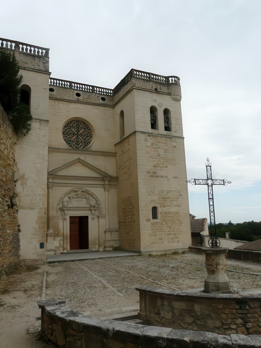 La façade de style renaissance fût saccagée pendant les guerres de religion et reconstruite en 1654 par Louis Adhémar Comte de Grignan.