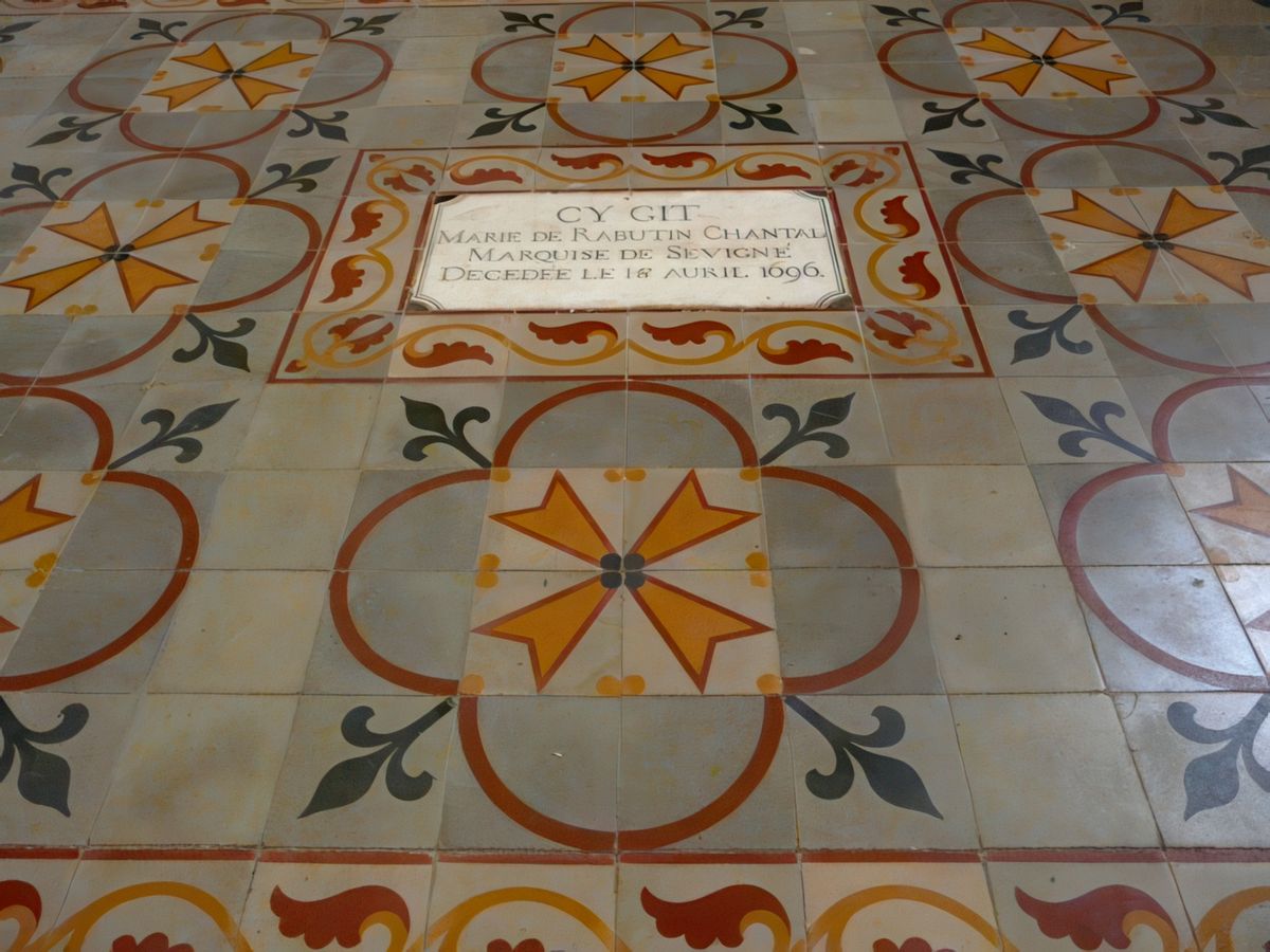 Madame de Sévigné s'éteint au Château de Grignan le 18 avril 1696 : son tombeau, ainsi que celui des Adhémar, est situé dans la crypte du chœur. Après le décès de la Marquise, suivie de peu par celui de sa fille, c'est au tour du Comte de Grignan alors totalement ruiné de disparaître en 1714.